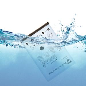 Primer plano de la superficie del agua con un objeto de madera parcialmente sumergido. Se ven salpicaduras y burbujas de agua, lo que sugiere movimiento