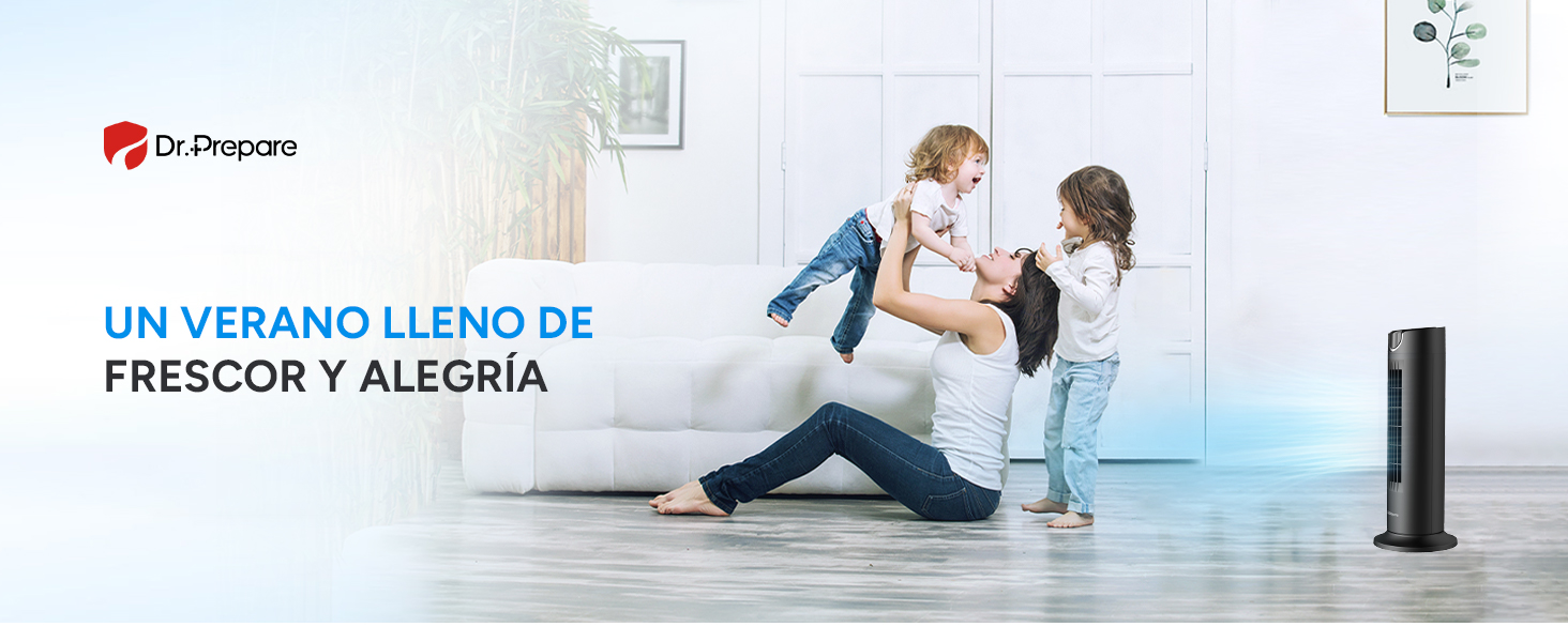 Escena de la sala de estar con una mujer levantando a un niño juguetonamente. Paredes blancas, obras de arte y dispositivo de pie visibles en segundo plano