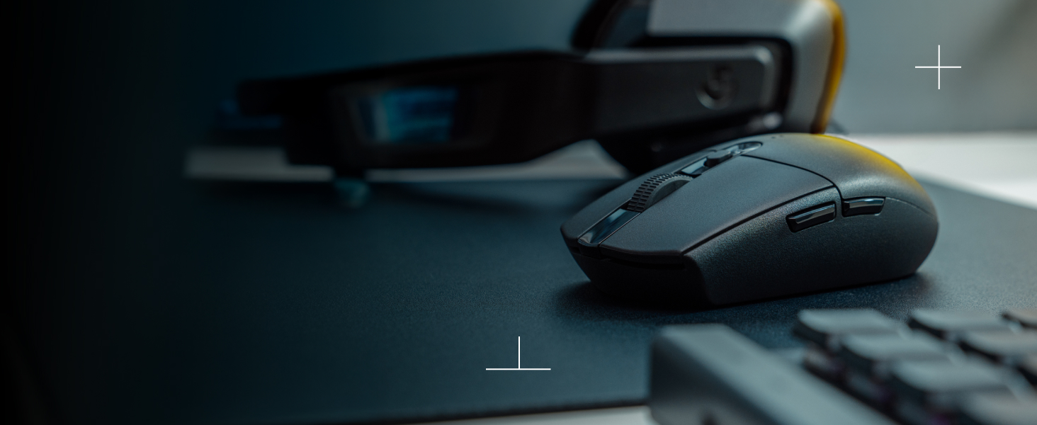 Primeros planos del teclado y el ratón de una computadora en una superficie oscura, que muestran la configuración de los periféricos para juegos.