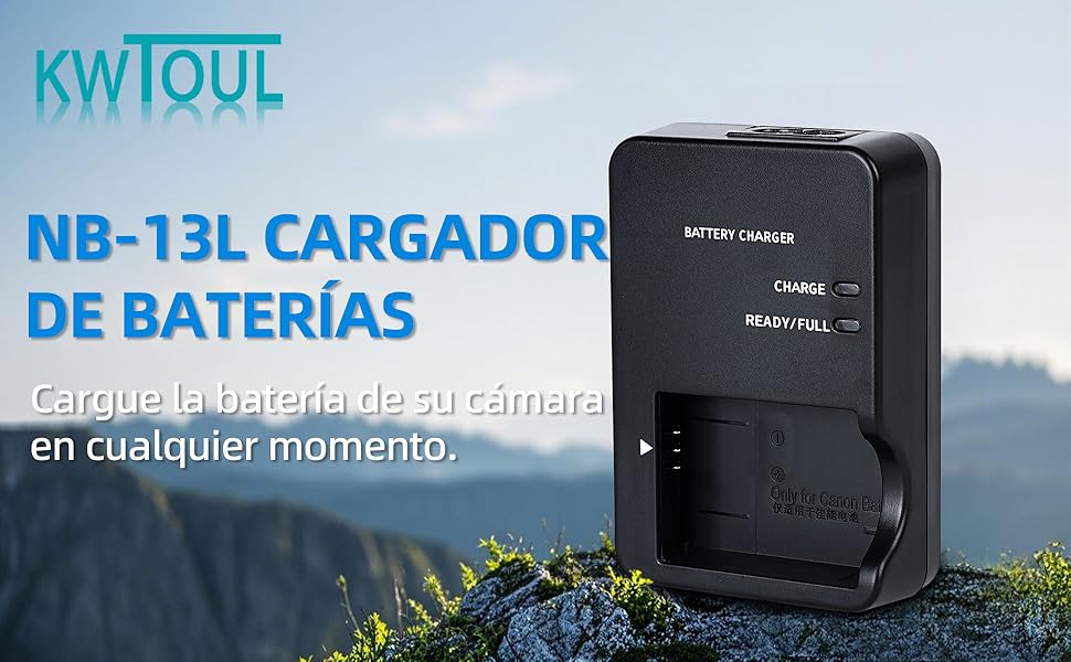 para baterías de cámara NB-13L, que se muestra al aire libre en terrenos rocosos con paisajes montañosos de fondo. El dispositivo cuenta con la etiqueta «Cargador de batería»