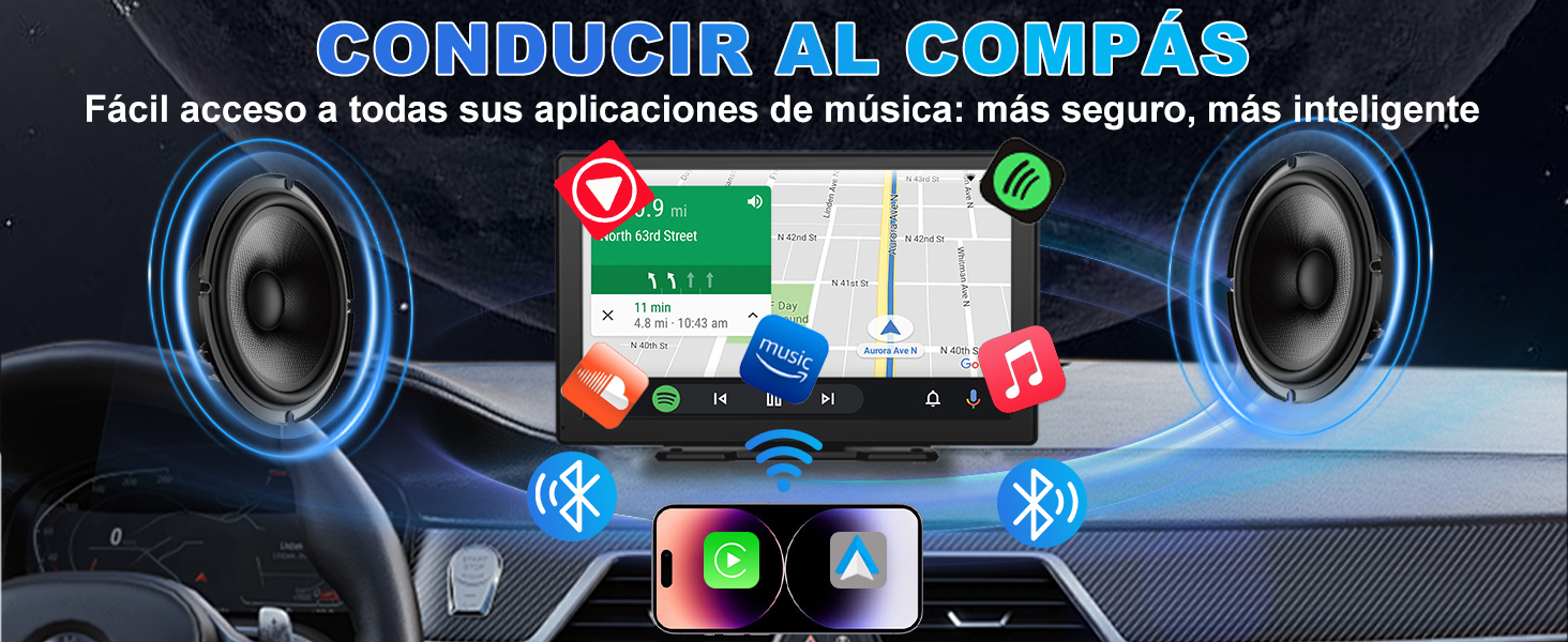 El texto dice: «CONDUCIR AL COMPÁS'. La configuración del salpicadero del coche muestra los altavoces y el sistema de navegación sobre un fondo oscuro.