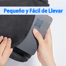 Primer plano de las manos colocando un objeto pequeño y oscuro en un bolsillo. El texto en español indica que es pequeño y fácil de transportar