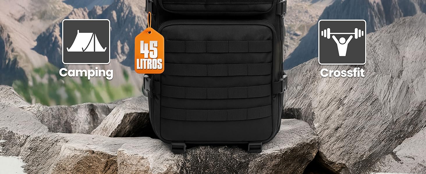 El texto muestra «Camping» y «CrossFit». La mochila negra de estilo táctico se muestra sobre un terreno rocoso al aire libre con iconos de actividad.