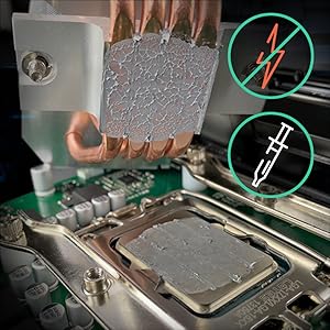 Procesador de computadora con pasta térmica en proceso de aplicación. Disipador de calor de cobre en la parte superior con pasta blanca. Placa de circuito visible. Los iconos no muestran electricidad ni símbolos de jeringas.