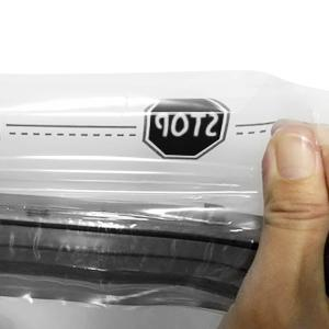 Primer plano de la mano de una persona que sostiene una balanza digital con la palabra «RJOT» en la pantalla