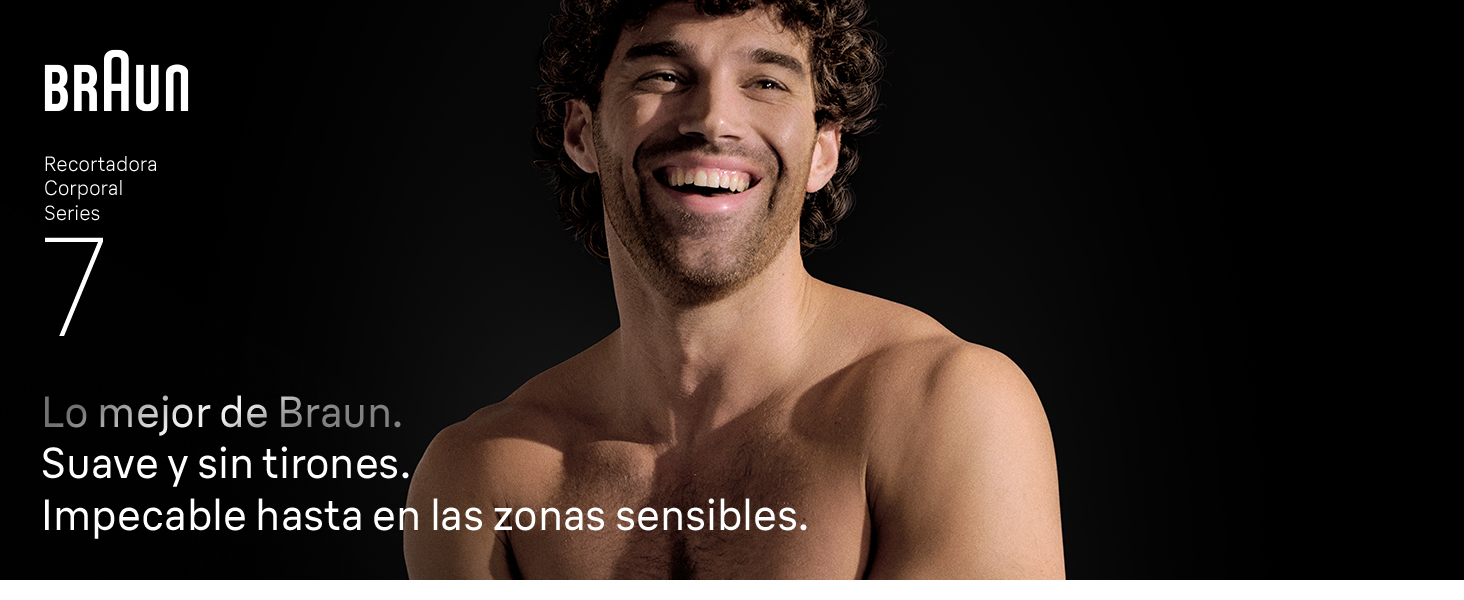 Hombre joven sin camisa sonríe con seguridad tras usar Braun Recortadora Corporal Series 7.