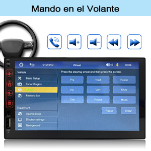 La interfaz del sistema de información y entretenimiento del automóvil muestra una pantalla azul con opciones de menú y controles multimedia. Se ve un volante en el lado izquierdo.