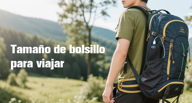 Mochila de senderismo azul y amarilla usada por una persona con camisa verde. La mochila cuenta con múltiples compartimentos y correas. Paisaje montañoso al aire libre en segundo plano.