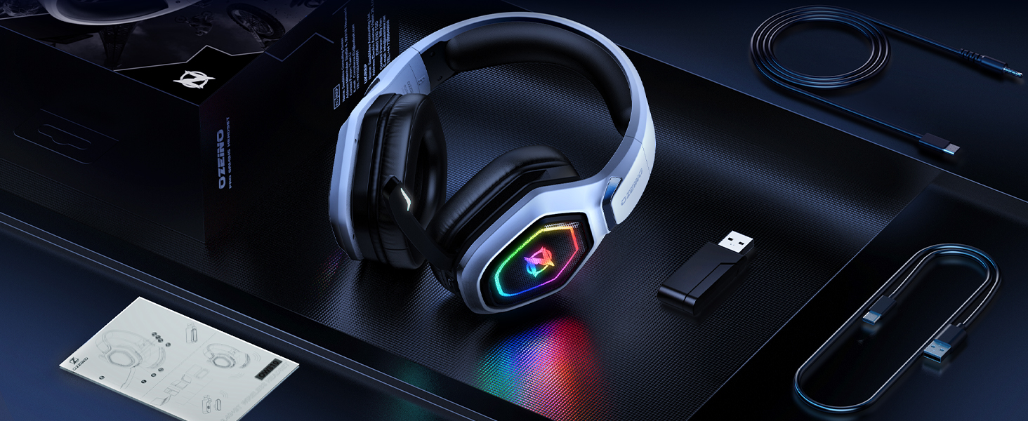 para juegos con iluminación RGB en los auriculares, que se muestran en una superficie oscura con otros accesorios electrónicos cerca.