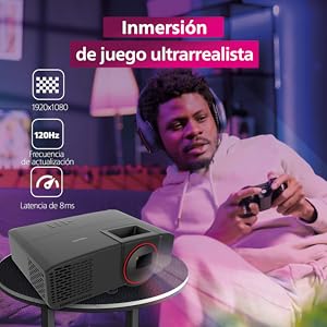 El texto dice «Inmersión de juego ultrarealista». La configuración del proyector para videojuegos se muestra en varios ángulos con una iluminación ambiental morada e iconos técnicos de la interfaz.