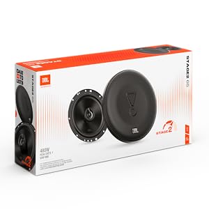 Altavoces de audio para automóviles en embalaje de venta al por menor. La caja del producto muestra altavoces circulares negros con un patrón de diseño de fibra de carbono o malla.