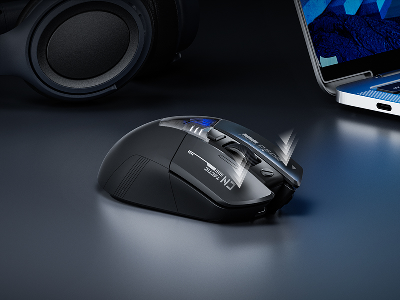 Ratón para juegos sobre superficie oscura con iluminación de acento azul, con diseño ergonómico y múltiples botones.