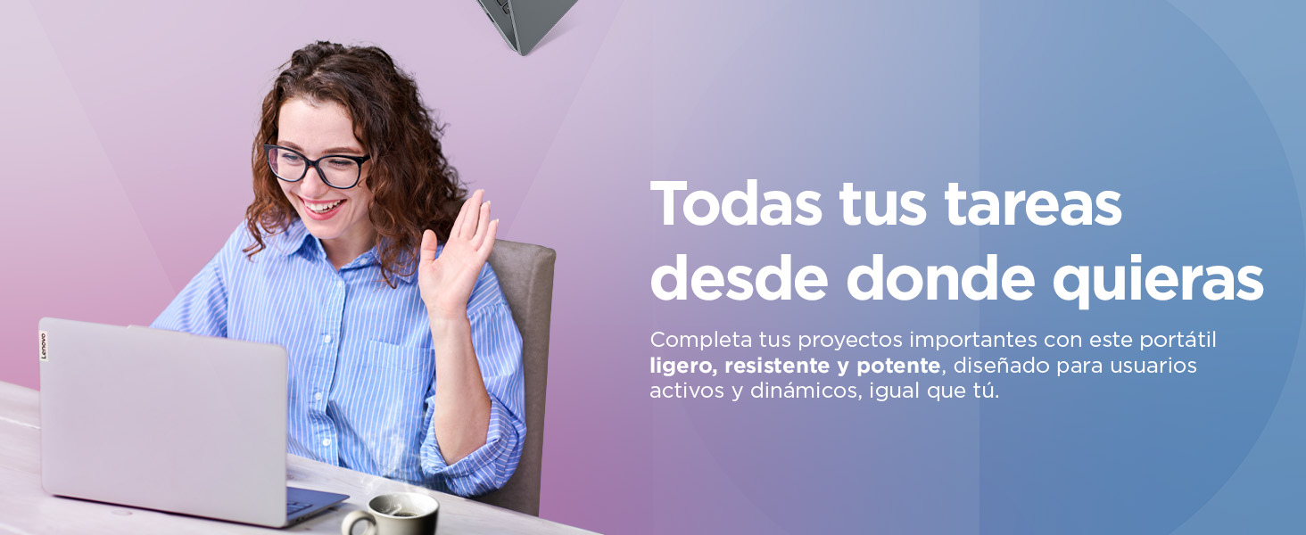 Lenovo IdeaPad Slim 3 Gen 8 –15.6 Imagen foto usuaria sonriendo frente a ordenador