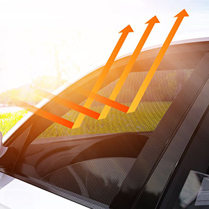 Parabrisas de coche con gráficos de flechas naranjas que indican el flujo de calor o la dirección de la ventilación hacia arriba sobre un fondo iluminado por el sol