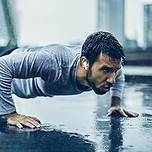 Serie de fotos de acción que muestran ejercicios de flexiones de brazos realizados sobre una superficie mojada, demostrando la forma y la técnica adecuadas en un entorno lluvioso al aire libre.