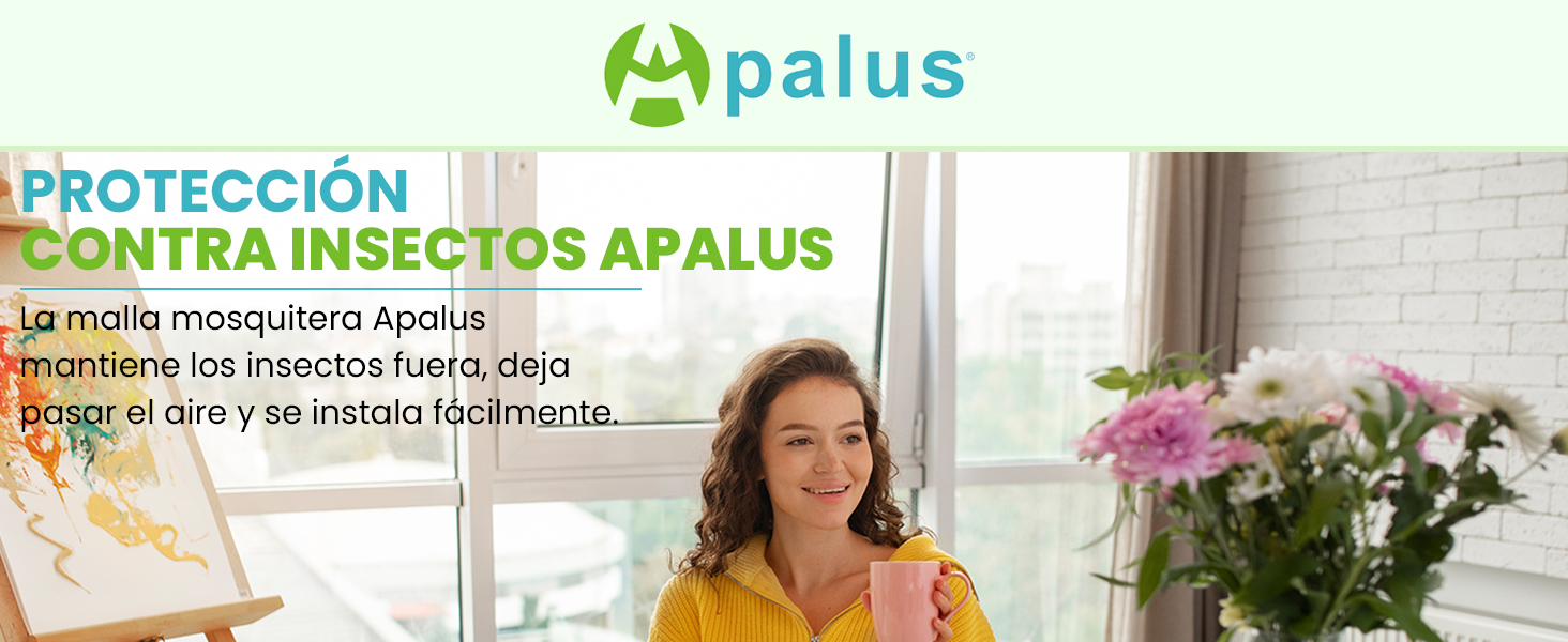 Mujer disfrutando la brisa junto a una ventana protegida con mosquitera Apalus