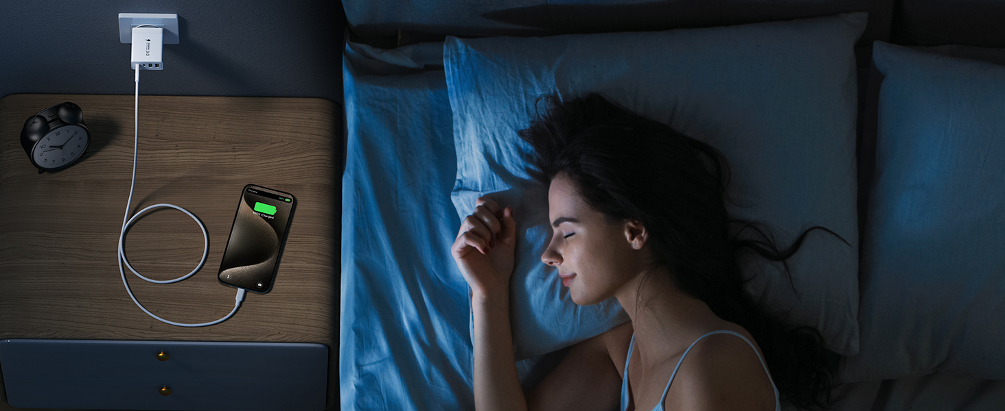 una mujer durmiendo en la cama con los ojos cerrados