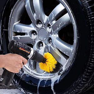 Limpieza de rueda de coche con cepillo de taladro
