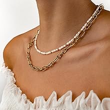 modelo con collares