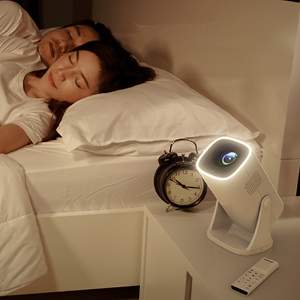 con anillo de luz circular iluminada en un dormitorio junto a un despertador, que se muestra cuando se usa de noche