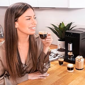Cafetera superautomática compacta con 19 bares y sistema Thermoblock.