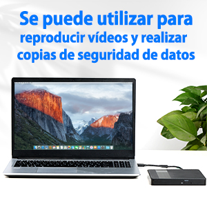 La computadora portátil y la unidad externa se muestran con texto en español que indica su uso para la reproducción de vídeo y la copia de seguridad de datos. La pantalla muestra el paisaje montañoso.