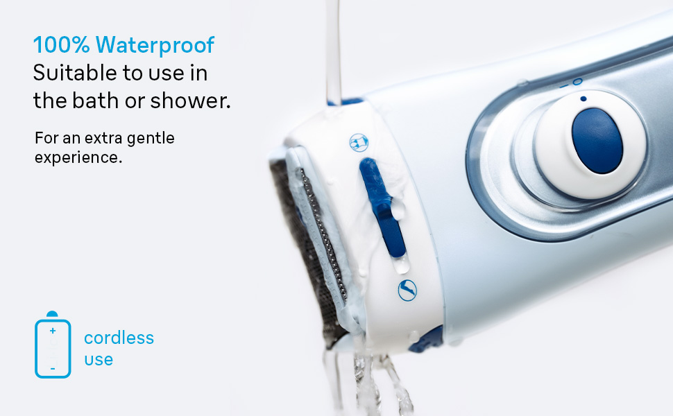 El texto dice «100% impermeable» y «Apto para usar en la bañera o la ducha». Imágenes de demostración del producto que muestran un dispositivo electrónico portátil con características de resistencia al agua.