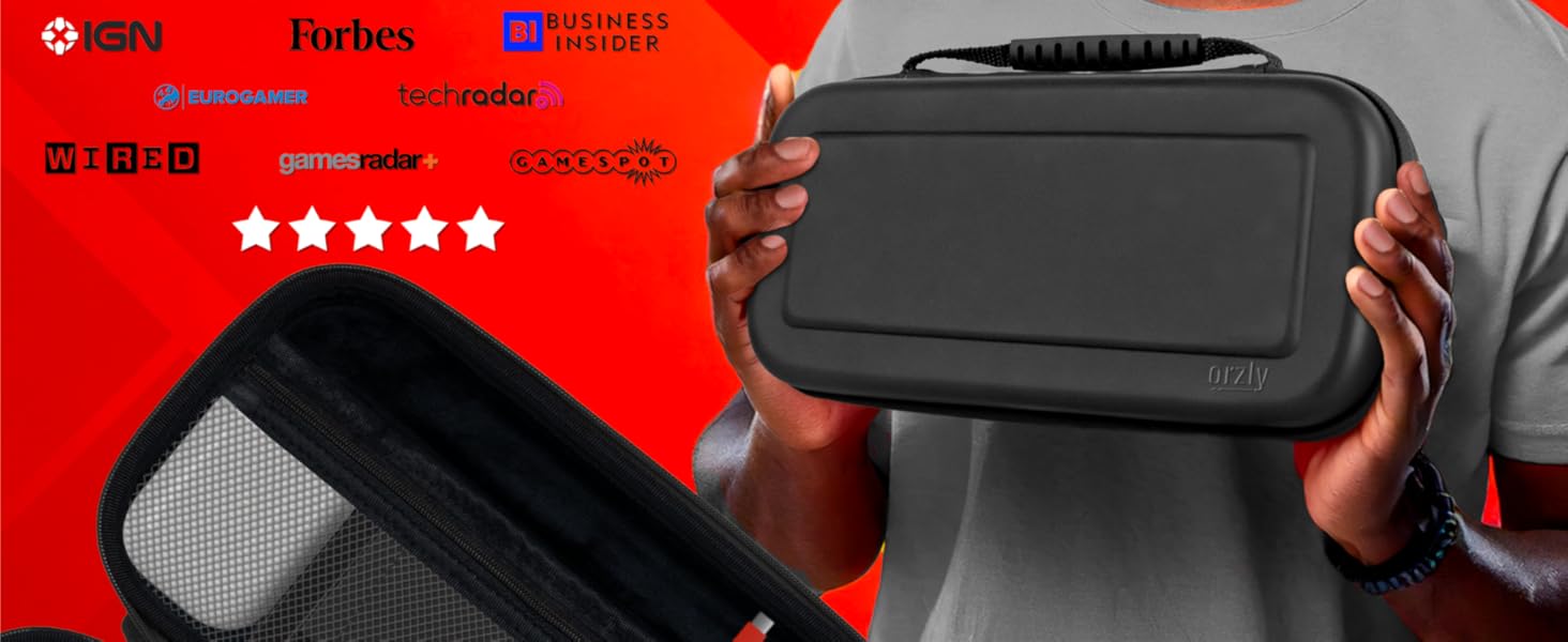 Un hombre sostiene una funda Orzly para Switch 2 que aloja consola y accesorios