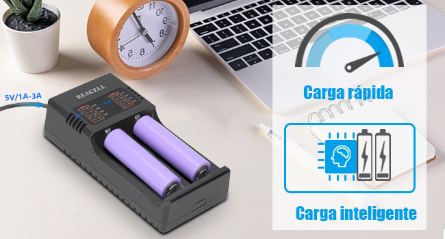 con dos baterías moradas. Computadora portátil, reloj y planta visibles. Los iconos muestran las funciones de «Carga rápida» y «Carga inteligente».