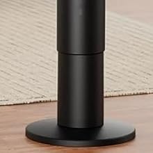 Soporte o soporte cilíndrico de metal negro sobre una superficie alfombrada, que se muestra desde varios ángulos.