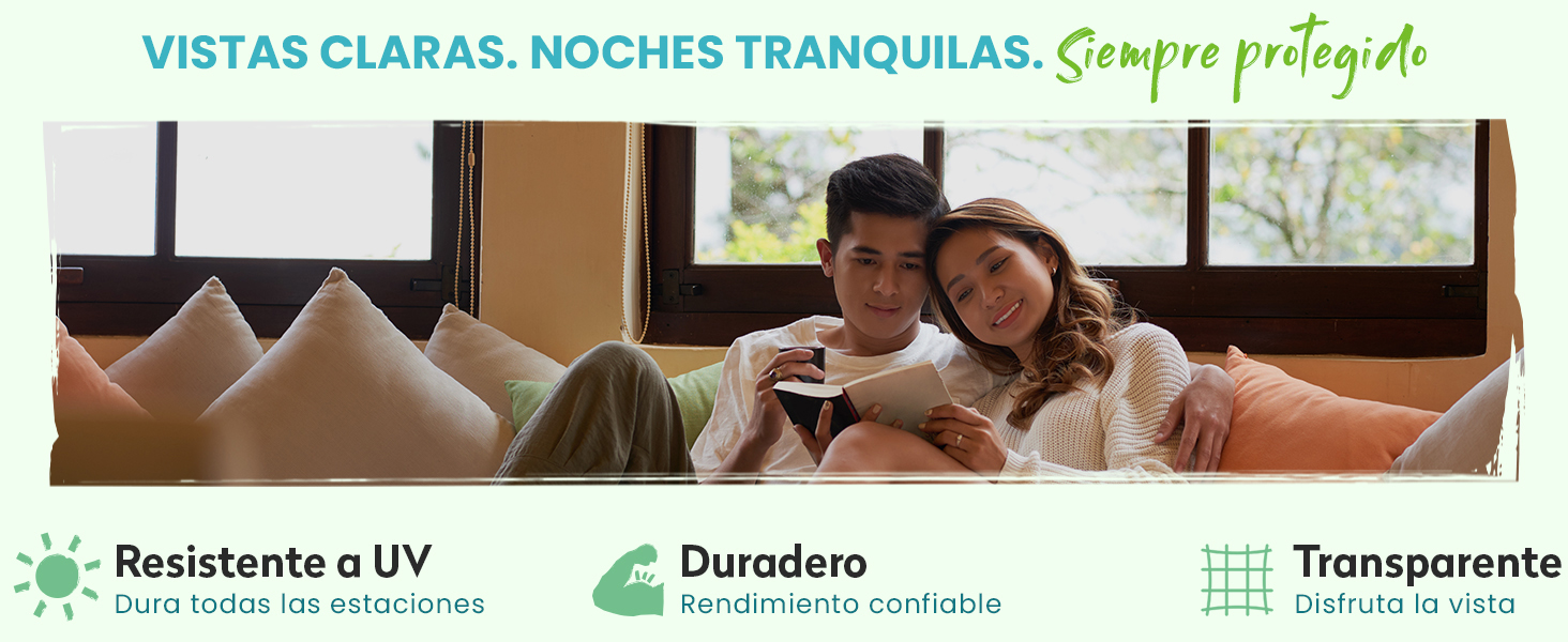 Pareja junto a ventana con mosquitera duradera, transparente y resistente al sol