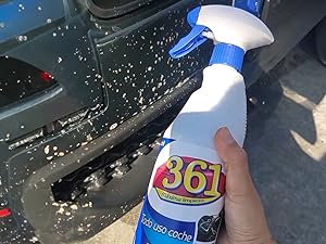 361 Limpiador con un coche lleno de mosquitos detrás