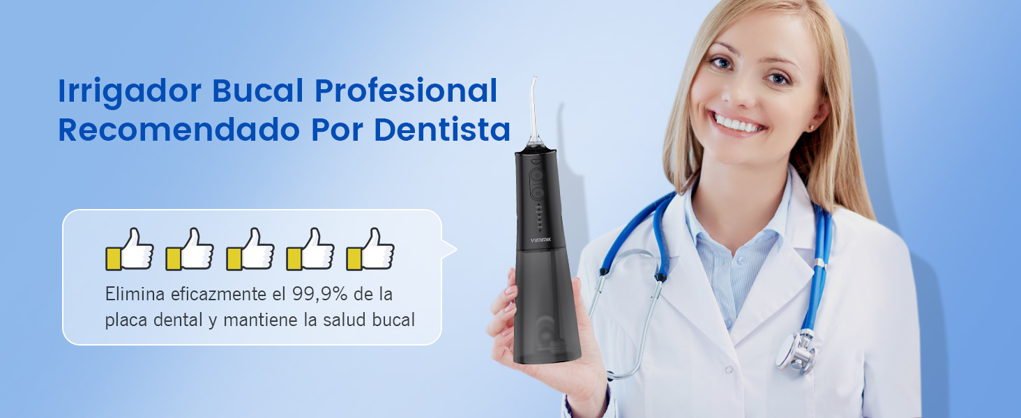 Dispositivo irrigador bucal portátil negro que se muestra junto a la imagen de un profesional de la salud, con un texto en español que recomienda