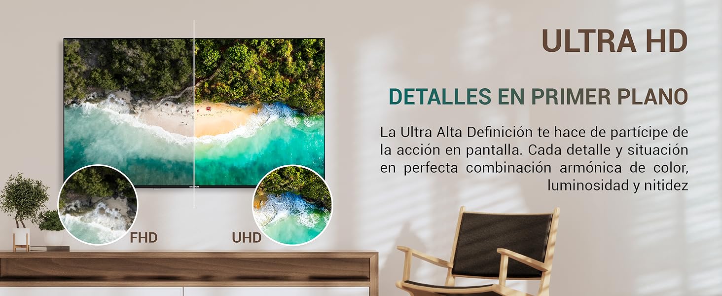 El texto dice «ULTRA HD DETALLES EN PRIMER PLANO». Pantalla que muestra la escena de una playa tropical en un televisor montado en la pared con los muebles visibles en la parte inferior.