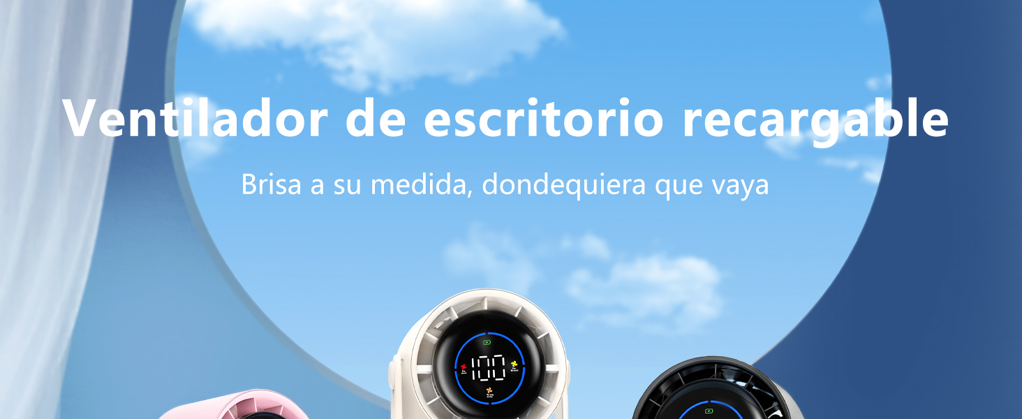 Un ventilador de escritorio recargable con pantalla digital, que muestra el texto en español «Ventilador de escritorio recargable» sobre un fondo de cielo azul.