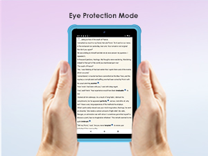 Con las manos sujetando una tableta que muestra texto, con el «Modo de protección ocular» visible en la parte superior de la pantalla