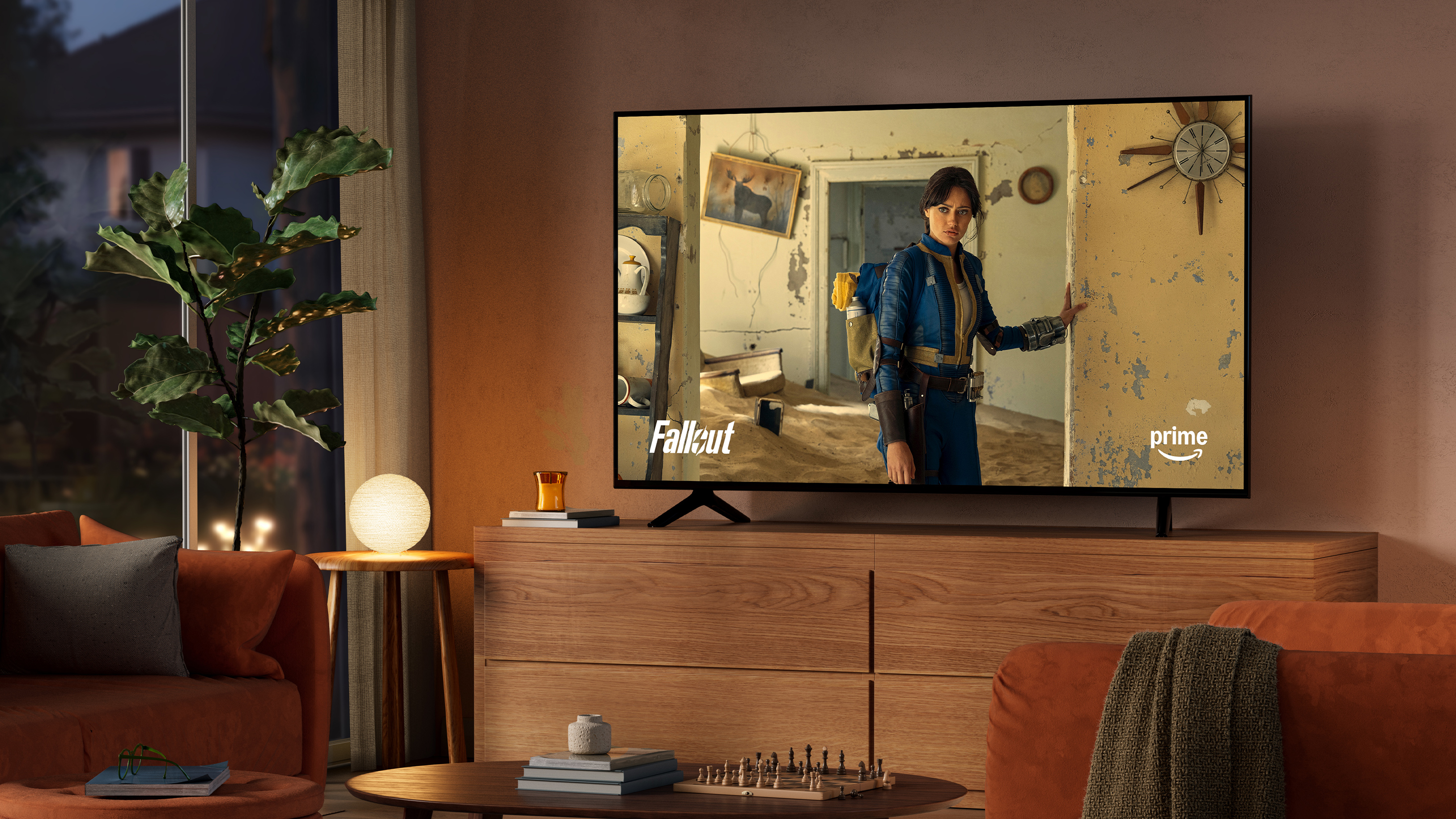 Habitación de noche con iluminación tenue con el Fire TV sobre un mueble de salón para TV y consola. Se ve la serie Fallout en pantalla.