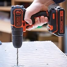 Taladro BLACK+DECKER perforando una lámina de metal