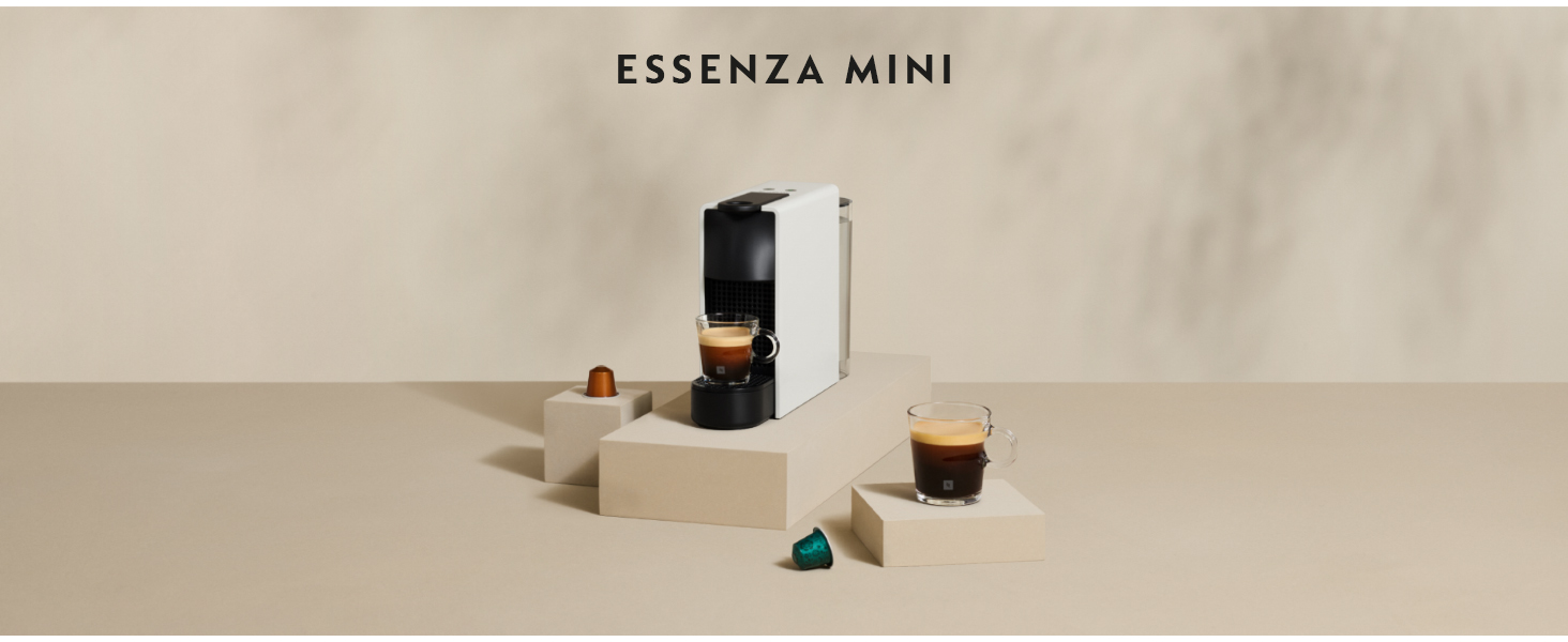 Escena minimalista que muestra una pequeña botella oscura con la etiqueta «ESSENXA MINI» sobre una superficie de color beige neutro.