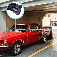 un coche mustang rojo con una correa de caucho negra pegada