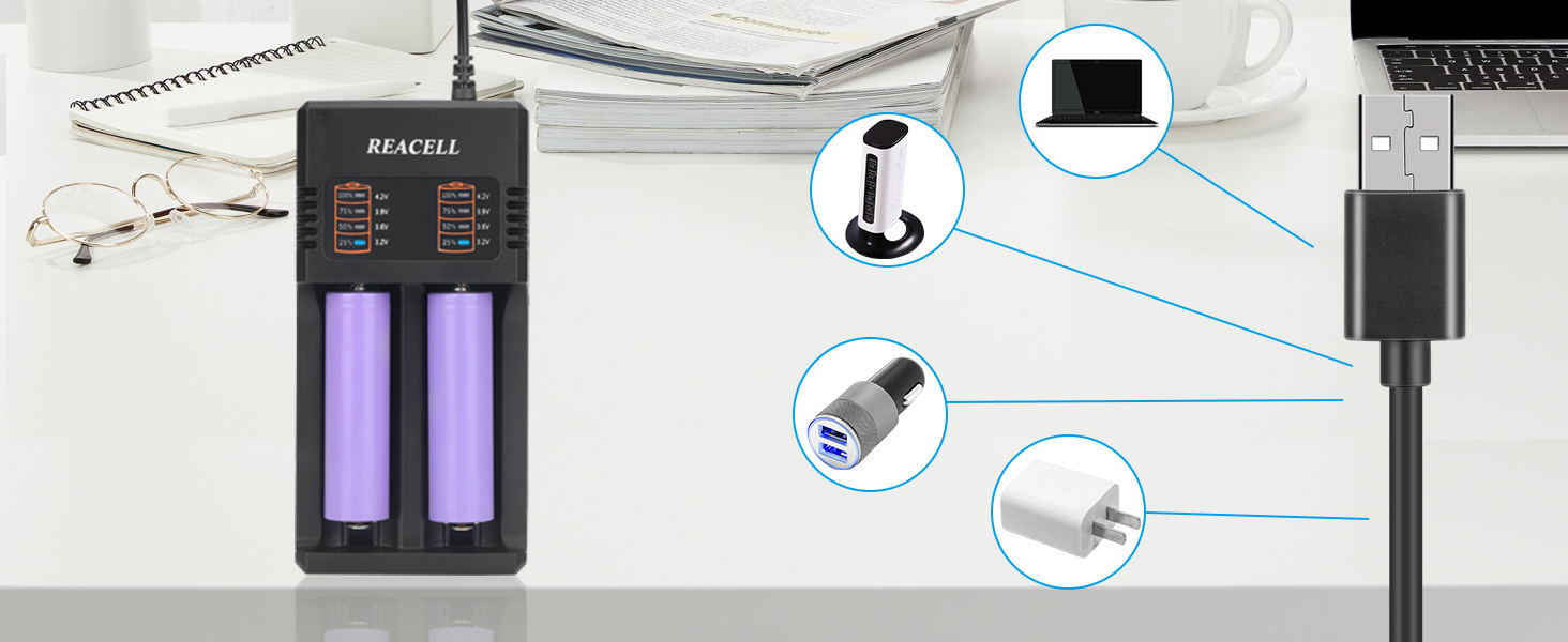 Cargador de baterías de doble ranura con conectividad USB, que muestra las opciones de conexión para varios dispositivos. Las baterías recargables de color púrpura se ven en las ranuras de carga