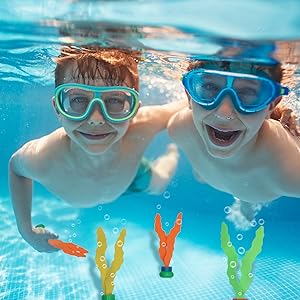 Jugar con tus hijos bajo el agua con palos de anillos de buceo