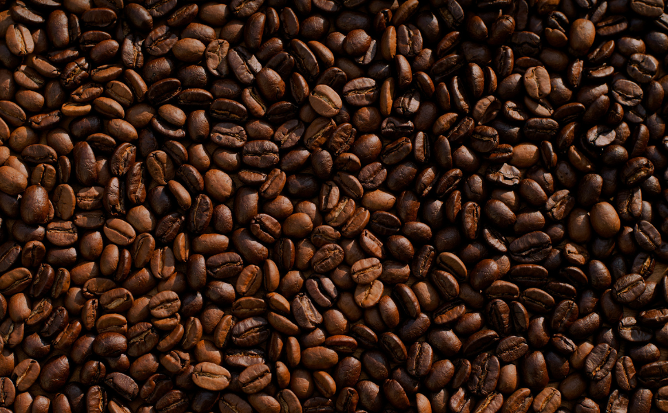 Primeros planos de granos de café tostados que crean un patrón de fondo rico y con textura oscura en varios fotogramas.